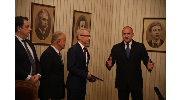 Президентът Румен Радев връчи втория мандат на акад. Николай Денков от ПП-ДБ