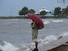 В Мексико евакуират крайбрежни селища заради урагана Ърл (снимки)