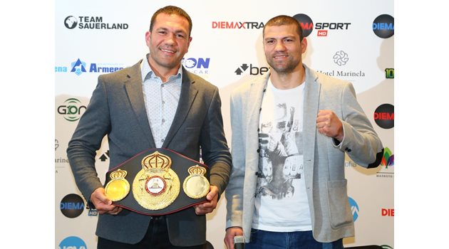 Тервел (вдясно) позира с брат си Кубрат и пояса му на интерконтинентален шампион на Световната боксова асоциация.