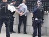 Арестуваха въоръжен с нож пред парламента в Лондон (Снимки)