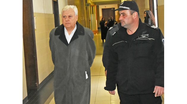Охранители водят Венцеслав Василев в съда. СНИМКА: БУЛФОТО