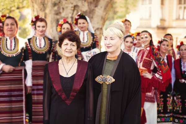 Проф. Христова (вляво) с Лиса Джерард и “Мистерията на българските гласове”