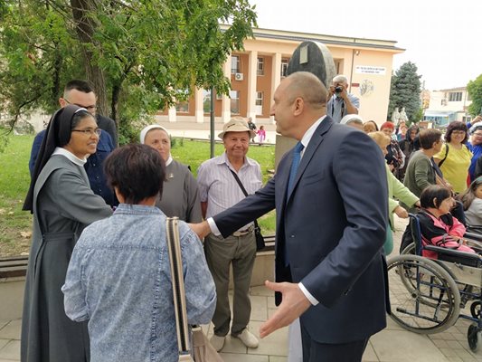 Радев се ръкува с монахини.