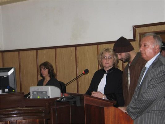 Марио Любенов-Заека се изправи вчера пред съда в Перник по обвинение в производство на фалшиви пари.