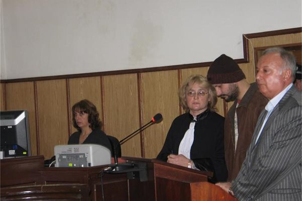 Марио Любенов-Заека се изправи вчера пред съда в Перник по обвинение в производство на фалшиви пари.