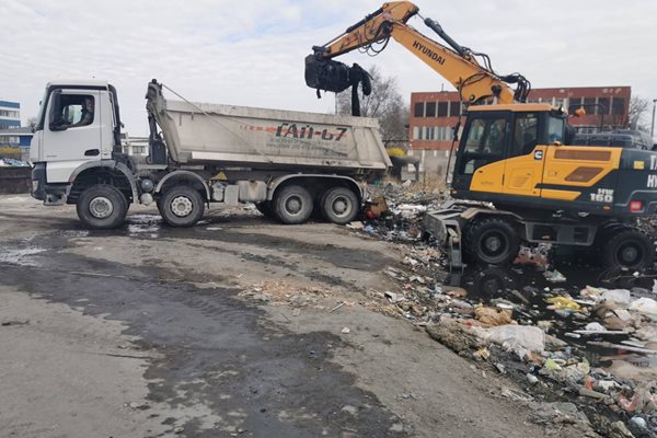 Разчистването на сметището срещу КАТ в Пловдив.