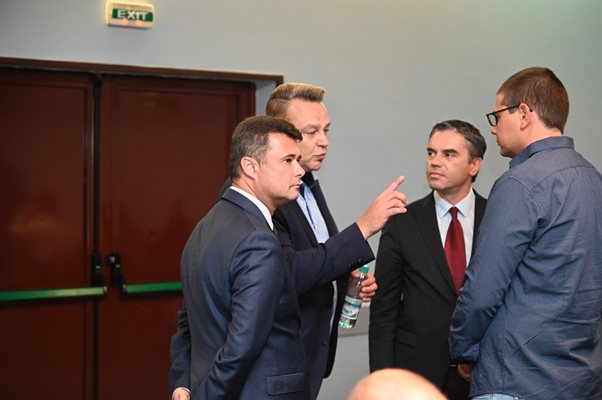 Специалистът по спортно право Георги Градев (вторият от ляво) разговаря с представителя на ЕШС Ералд Дервиши (с червената вратовръзка) и човека на ФИДЕ Даниел Флоря (най-вляво).