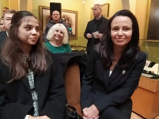 Подкрепяме го и винаги ще го подкрепяме, каза съпруга на Костадин Димитров Доника (вдясно). Зад нея е сестрата на кмета д-р Елена Джурджева, както и малката му дъщеря Белослава.