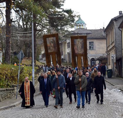 Еленчани и гости преминаха във възпоменателно шествие до паметника на героите

Снимки: Община Елена