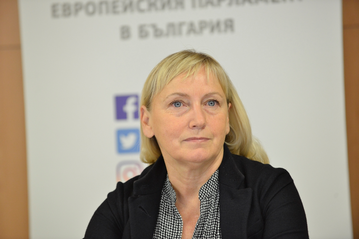 Елена Йончева не пада от мотора и не отказва битки