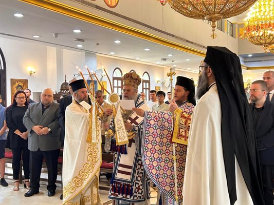 Двамата владици пътуваха специално до ОАЕ.