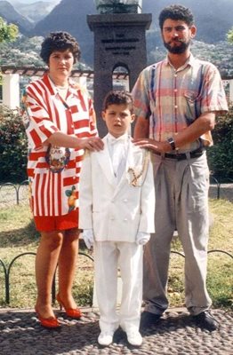 Малкият Кристиано с баща си и майка си
