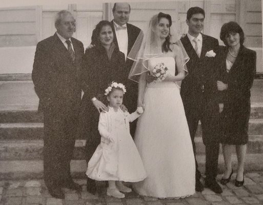 Велко Кънев на сватбата на малката си дъщеря Марта. Най-вдясно е жена му Дора Кънева.