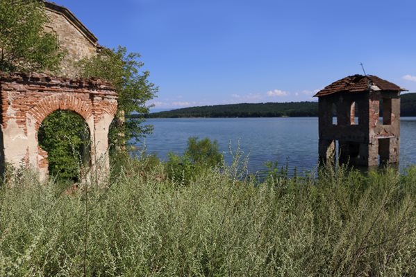 Когато водата вдигне нивото си, камбанарията потъва до половината, а около храма обрастват храсти и треви.