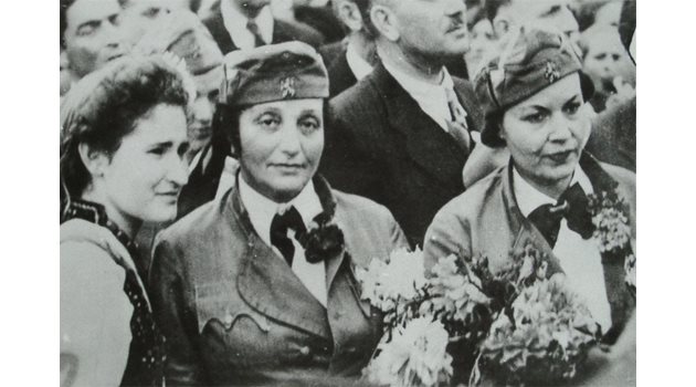 КОНКУРЕНТКИ И ПРИЯТЕЛКИ: Дора Габе (в средата) и Елисавета Багряна (вдясно) на митинг в Добрич след връщането на Добруджа през 1940 г.