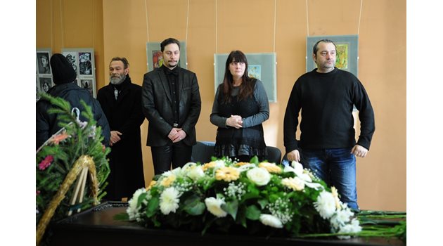Близките на Мариана Аламанчева приемат съболезнования. Това са нейните племенници и Зарко, който в последните години й е помагал.