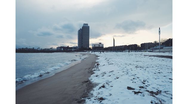НЕВИЖДАНО: Плажът в Барселона осъмна със сняг в началото на февруари. СНИМКА: РОЙТЕРС