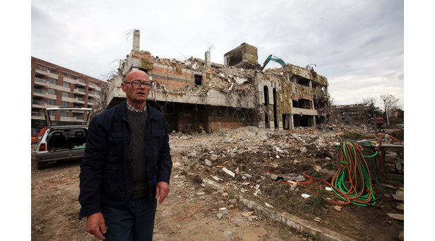 Сърбин разказва как е загубил жилището си, след като блокът му е разрушен при бомбардировките.