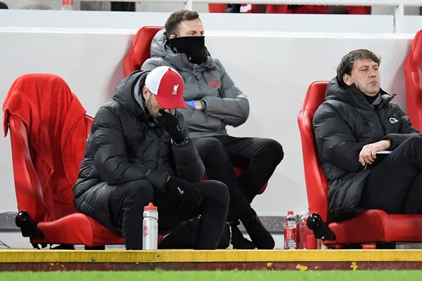 Символична за състоянието на "Ливърпул" снимка - мениджърът Юрген Клоп е навел глава по време на мача с "Бърнли".