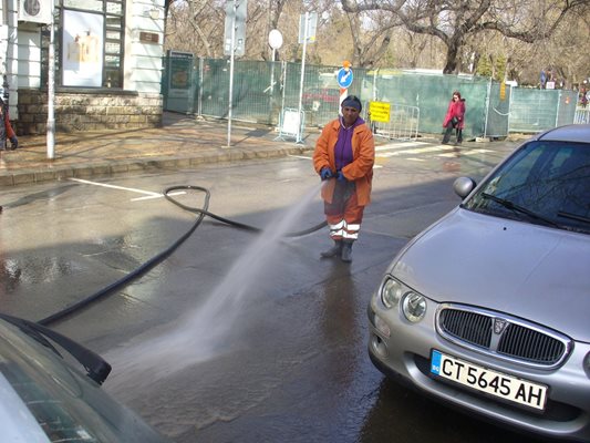 Улиците на Стара Загора се мият по график дори и през зимата. 
