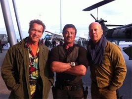 Шварценегер, Сталоун и Уилис позират на летището в Крумово за снимката, която Арни е публикувал в туитър.