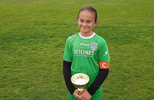10-годишно момиче дебютира в българския женски футбол