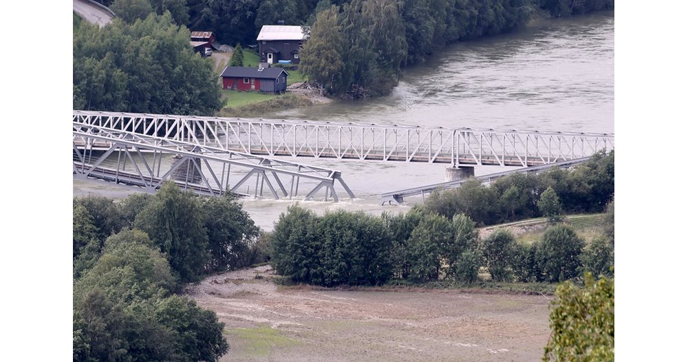 Broen kollapser i Norge på grunn av kraftig regn