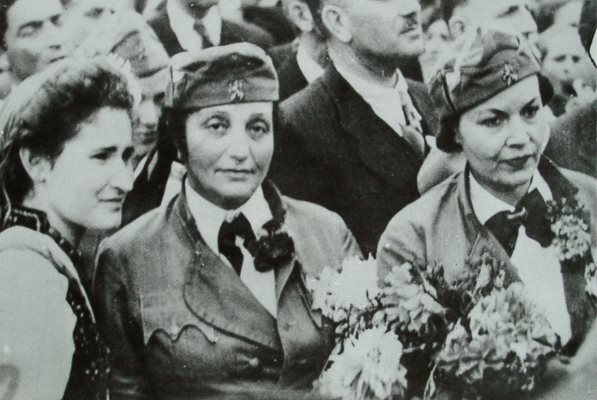 Поетесите Дора Габе /вдясно/ и Елисавета Багряна
Снимка: Архив