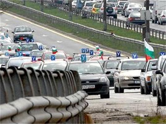 Учебни коли на автоинструктори дефилираха по "Цариградско шосе" в протест срещу новата наредба за изпити. 
СНИМКА: РУМЯНА ТОНЕВА
