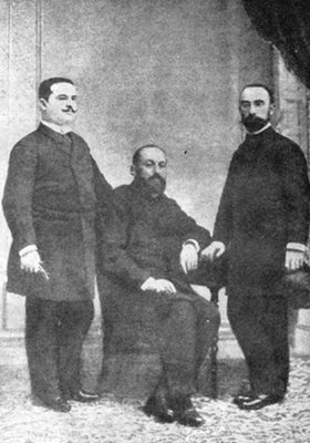 Хаджикалчев (вдясно) е уважаван политик и търговец