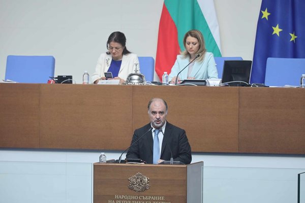 В сряда депутатите имаха само една точка в дневния ред - изслушваха културния министър Найден Тодоров.