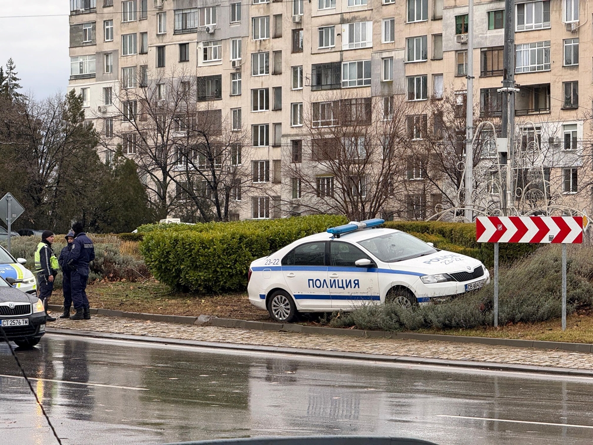 Патрулка се озова в тревните площи край пътя