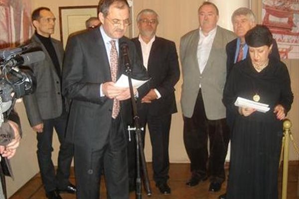 Според посланика ни Пламен Грозданов изложбата е пример за добро сътрудничество между бизнеса и изкуството. Васил Божков (крайният вляво) поздрави дошлите на откриването. 

