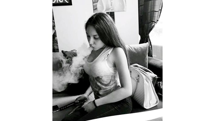 Девойката пуши наргиле и показва секси форма