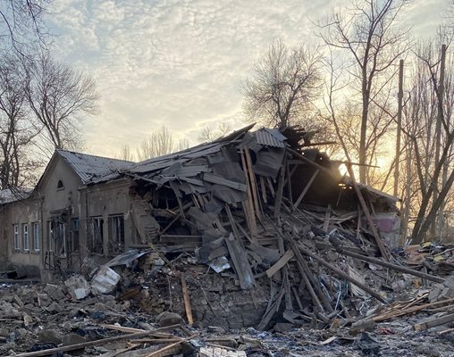 Руската ракета е ударила едноетажна сграда, в която се е помещавал център за приемане на хуманитарна помощ СНИМКА: Ройтерс