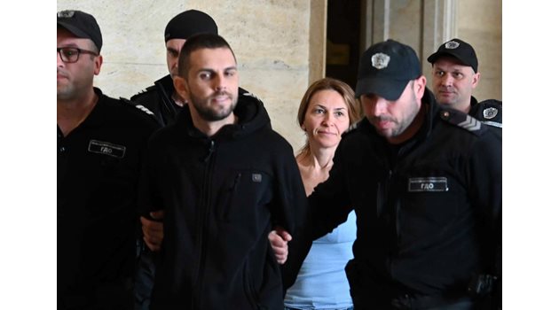 Единият от обвинените контрабандисти Стефан Димитров и Петя Банкова влизат в съдебната зала.