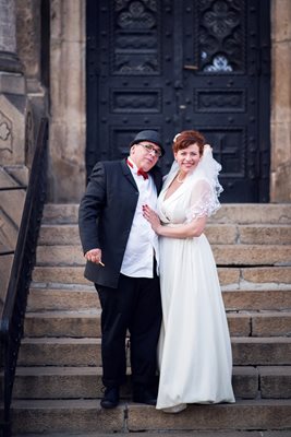 Актрисата и съпругът  Георги Петров позират пред църквата, в която се венчаха миналата неделя.  СНИМКИ: ИВАН ЧОХАДЖИЕВ
