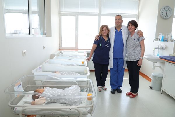 Директорът на Майчин дом доц. Иван Костов и шефът на неонатологията д-р Боряна Слънчева (вляво) получиха чувалчета за всички новородени в най-голямата АГ клиника. При интерес ще ги изпратят и на останалите родилни клиники.
