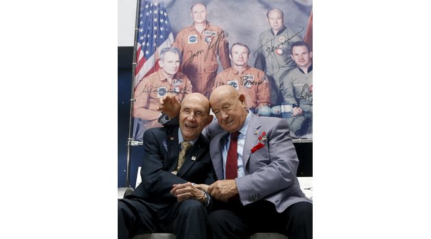 Алексей Леонов (вдясно) и Томас Стафорд се снимат за спомен в музея на космонавтиката в Москва по повод 40-ата годишнина от съвместния полет “Союз” - “Аполо”.