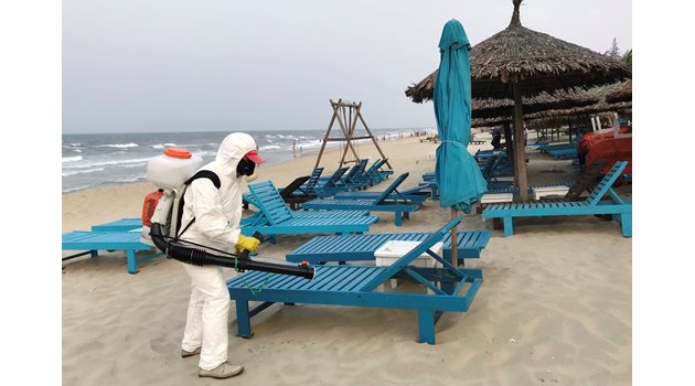 В очакване на туристите във Виетнам дезинфекцират плажовете. 
СНИМКИ: РОЙТЕРС