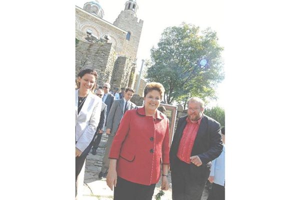 Журналистът от “24 часа” Момчил Инджов с бразилската президентка Дилма Русеф, след като й подари книга за живота й.
СНИМКИ: РУМЯНА ТОНЕВА
