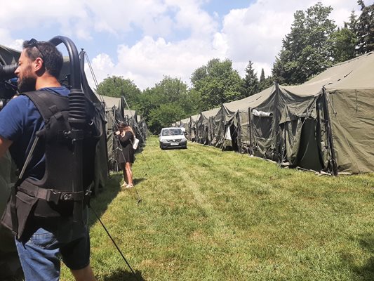 20 военни палатки, в които ще бъдат настанени между 15 и 18 души във всяка, са разпънати в почивната база на МО в “Сарафово”.