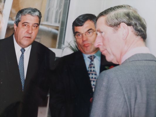 Спас Гърневски (вляво) с бъдещия престолонаследник Чарлз в Пловдив. Снимка: Личен архив