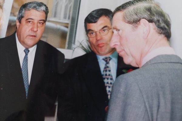 Спас Гърневски (вляво) с бъдещия престолонаследник Чарлз в Пловдив. Снимка: Личен архив