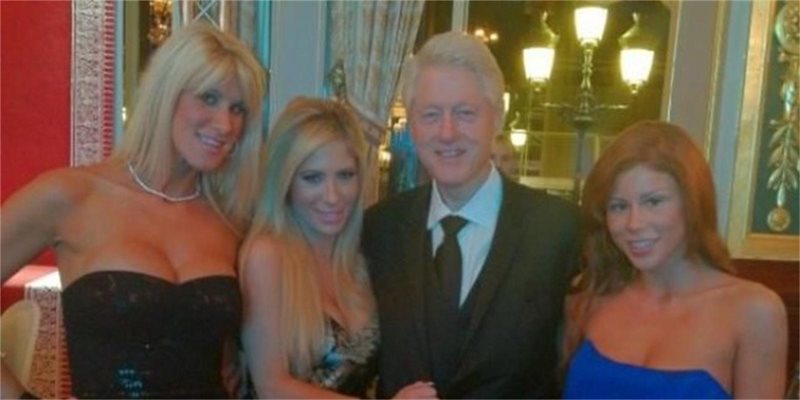 Бил Клинтън се снима с дуо порно актриси
