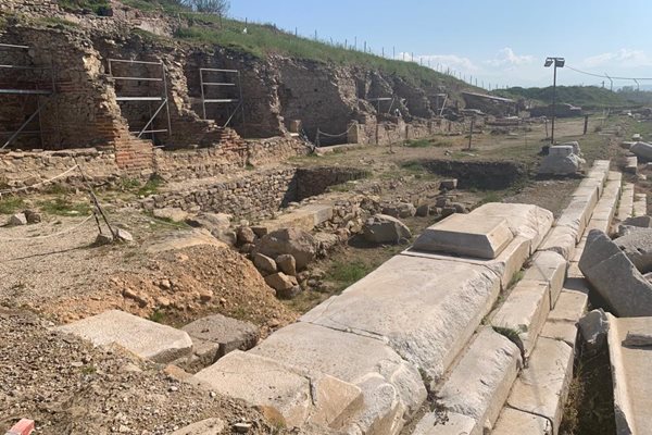 Повече от 10 г. археолози разкриваха древния град Хераклея Синтика.След изпълнение на проекта на община Петрич за изграждане на туристическа инфраструктура и социализация се очаква броят на посетителите да се увеличи.