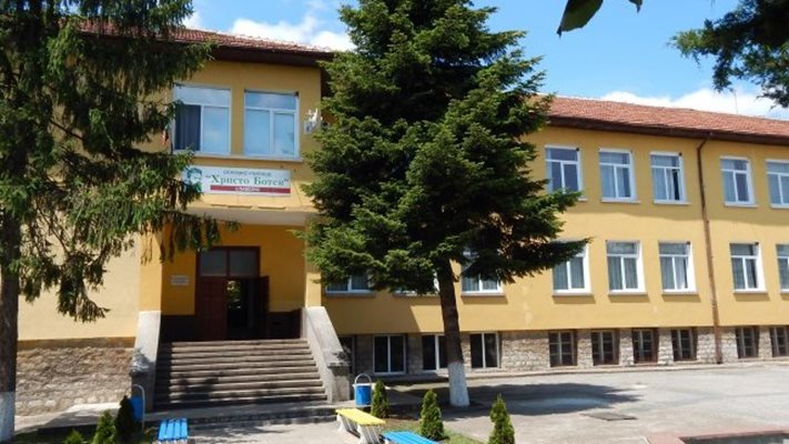 Сърби "превземат" закрито училище