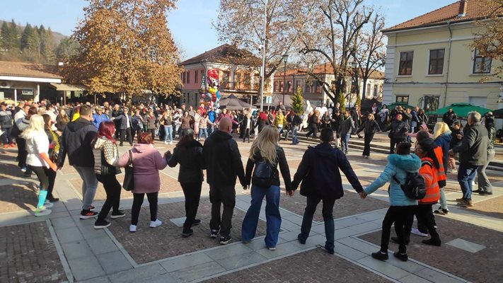 Песни и танци от сутринта превръщат Елена във фестивална сцена