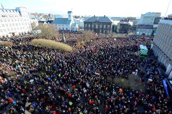 Хиляди исландци излязоха на протест и поискаха оставката на премиера Гунлаусгон. СНИМКИ: РОЙТЕРС