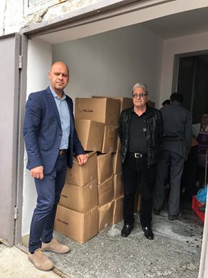 Костадин Димитров /вляво/ пред конфискувани колбаси, които раздаде на социални домове.